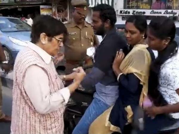 मोटरसाइकिल की बैक सीट से महिलाओं को उतारा मोटरसाइकिल की बैक सीट से महिलाओं को उतारा