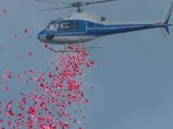 हेलीकॉप्टर से हुई पुष्प वर्षा