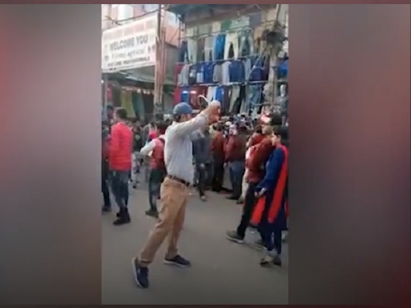 पाकिस्तान मुर्दाबाद कह बेचे जा रहे जूते: