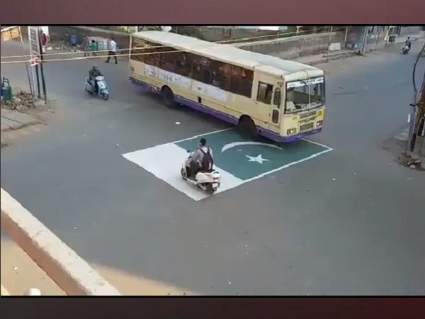 आणंद में पाकिस्तानी झंडे को सड़क पर पैंट किया: