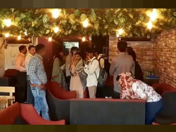 ग्राहकों में मच गई भगदड़, छिपने लगीं युवतियां