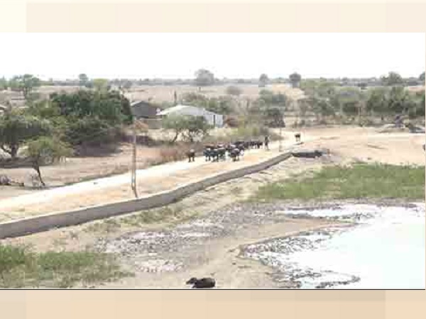 गुजरात के आखिरी गांव में लोगों का ऐलान- जमीन से नहीं हटेंगे