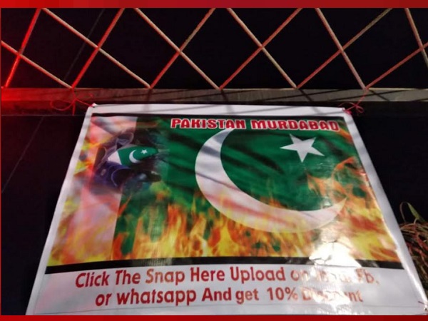 'पाकिस्तान मुर्दाबाद' लिखे पोस्टर