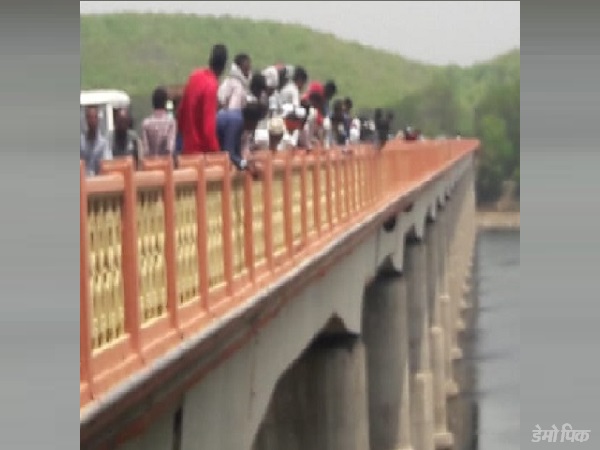 दोनों दोस्तों ने शराब पी और फिर..