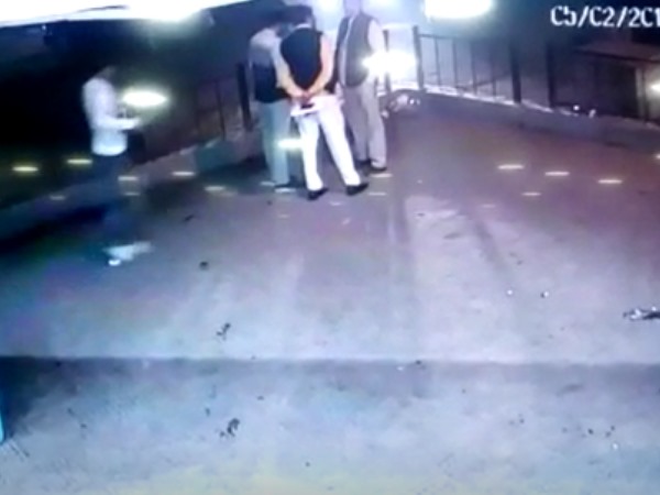 सिर में बंदूक सटाकर मारी गोली सिर में बंदूक सटाकर मारी गोली