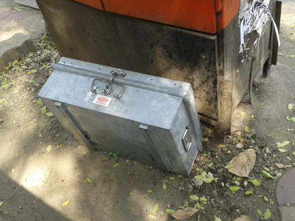 thieves steals 28 lakh cash from SBI branch in Pune caught on cctv