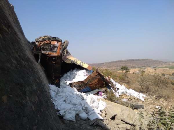 ट्रक में सो रहे थे देवीशंकर और रविंद्रनाथ