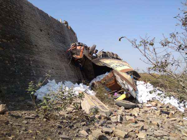 क्रेन की मदद शव को बाहर निकाला