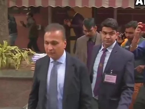 अवमानना केस में सुप्रीम कोर्ट में पेश हुए अनिल अंबानी, कपिल सिब्बल हैं वकील अवमानना केस में सुप्रीम कोर्ट में पेश हुए अनिल अंबानी, कपिल सिब्बल हैं वकील