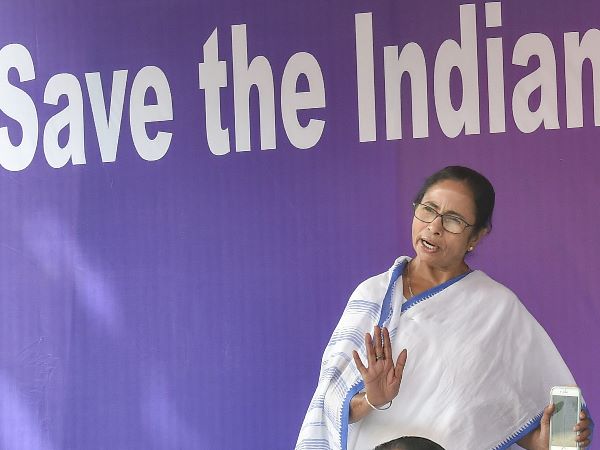 किन्हें है संवैधानिक संस्थाओं की फिक्र