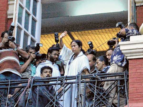 ममता राइटर्स बिल्डिंग में धरने पर बैठी