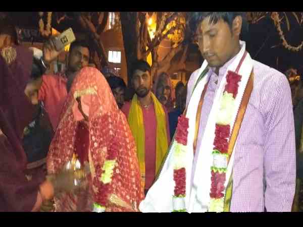 प्रेमी युगल को थाने लाई पुलिस