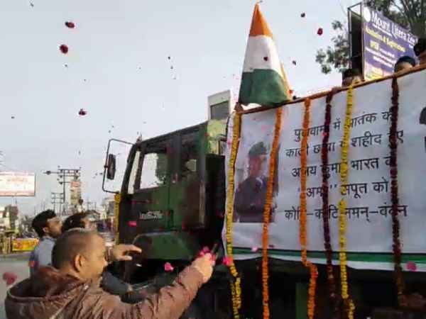 शहीद को अंतिम विदाई देने की तैयारी में लगे शहरवासी