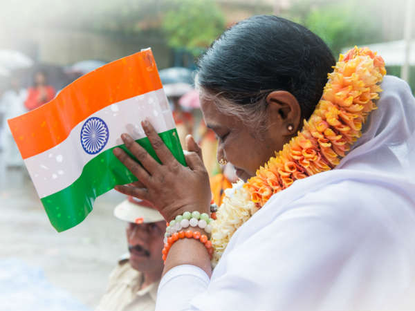 माता अमृतानंदमयी मठ ने पुलवामा में शहीद CRPF जवानों के परिवारों को दिए 5-5 लाख रुपए माता अमृतानंदमयी मठ ने पुलवामा में शहीद CRPF जवानों के परिवारों को दिए 5-5 लाख रुपए