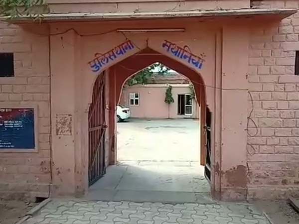 इधर, छात्रा ने पोस्ट की टीचर की न्यूड तस्वीरें