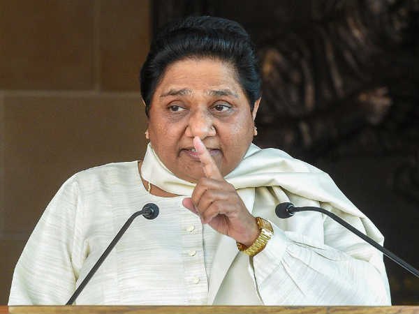 निजी सचिवों ने अपने रिश्तेदारों को दी नौकरियां