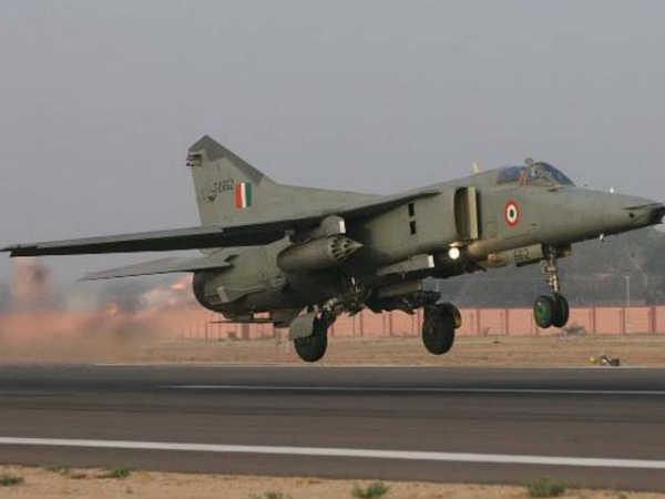 नई दिल्ली। राजस्थान के पोखरण रेंज में मंगलवार शाम करीब छह बजकर दस मिनट पर भारतीय वायुसेना का मिग-27 एयरक्राफ्ट क्रैश हो गया। राहच की बात ये रही कि पायलट विमान से सुरक्षित बाहर आने में कामयाब रहा। एयरक्राफ्ट ने जैसलमेर में एक ट्रैनिग मिशन के लिए उड़ान भरी थी। हादसा के पीछे की वजह जानने के लिए कोर्ट ऑफ इंक्वायरी मामले की जांच करेगी। नई दिल्ली। राजस्थान के पोखरण रेंज में मंगलवार शाम करीब छह बजकर दस मिनट पर भारतीय वायुसेना का मिग-27 एयरक्राफ्ट क्रैश हो गया। राहच की बात ये रही कि पायलट विमान से सुरक्षित बाहर आने में कामयाब रहा। एयरक्राफ्ट ने जैसलमेर में एक ट्रैनिग मिशन के लिए उड़ान भरी थी। हादसा के पीछे की वजह जानने के लिए कोर्ट ऑफ इंक्वायरी मामले की जांच करेगी।