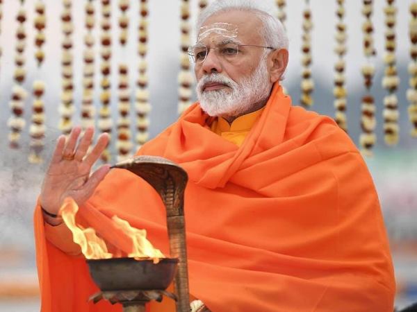 त्रिवेणी घाट पर की पूजा अर्चना त्रिवेणी घाट पर की पूजा अर्चना