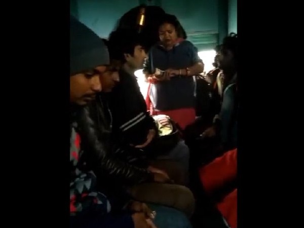 women gang caught on camera extortion money inside train women gang caught on camera extortion money inside train