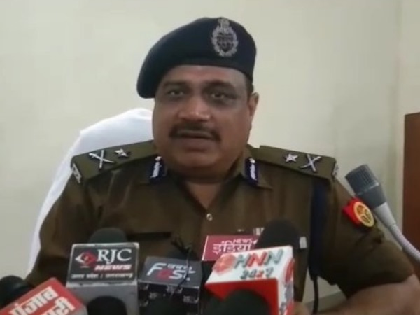 women gang caught on camera extortion money inside train women gang caught on camera extortion money inside train