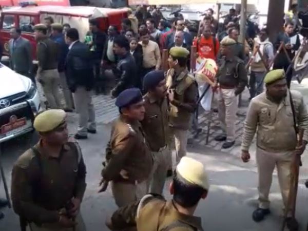 Advocates ruckus in dm office