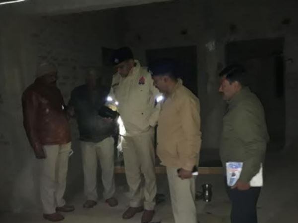 आरोपियों की गिरफ्तारी के लिए छापेमारी