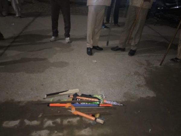 घटनास्थल पर मिली हॉकी और लाठी डंडे