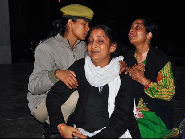 छात्रा के पैरों में बंधी थी रस्सी