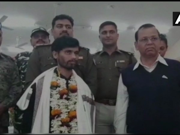 Naxal Balbir carrying a reward of Rs 25 lakh on his head surrendered in Giridih Naxal Balbir carrying a reward of Rs 25 lakh on his head surrendered in Giridih