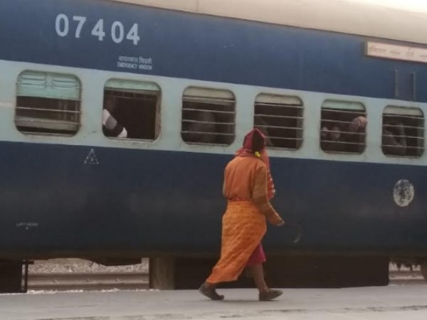 ट्रेन रुकते ही पहुंची महिला और धमकाने लगी ट्रेन रुकते ही पहुंची महिला और धमकाने लगी
