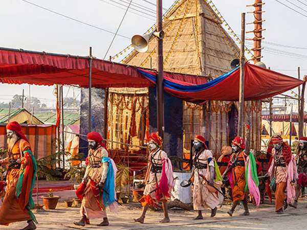 शहीदों के घर न जाने पर होती राजनीति