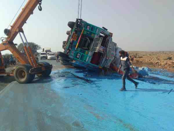 सड़क पर फैले पेंट को लूट ले गए ग्रामीण