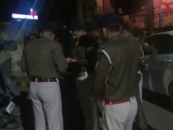 बाइक को ओवरटेक कर रोका बाइक को ओवरटेक कर रोका