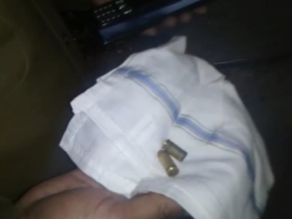 घटनास्थल से मिले दो खोखे घटनास्थल से मिले दो खोखे