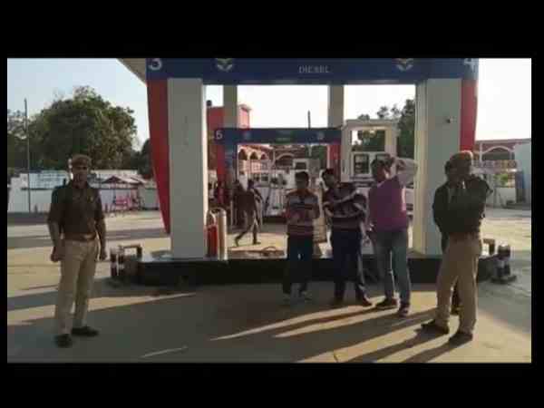 gangster looted 16 lakh rupees from petrol pump 