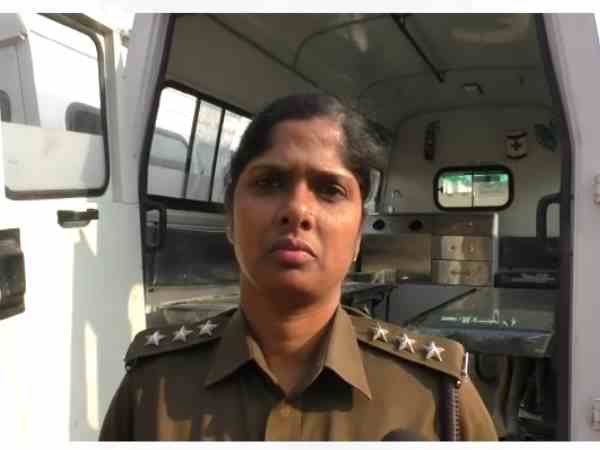 किसी से फोन पर कर रहा था बात किसी से फोन पर कर रहा था बात