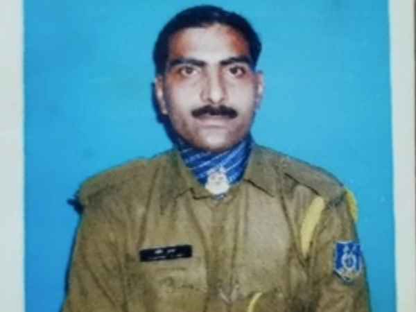 चरेरे भाई की शादी में शामिल होने आए थे छुट्टी