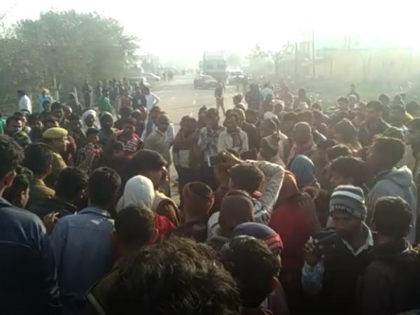 घोड़े का शव रखकर लगाया जाम, पुलिस ने भांजी लाठियां
