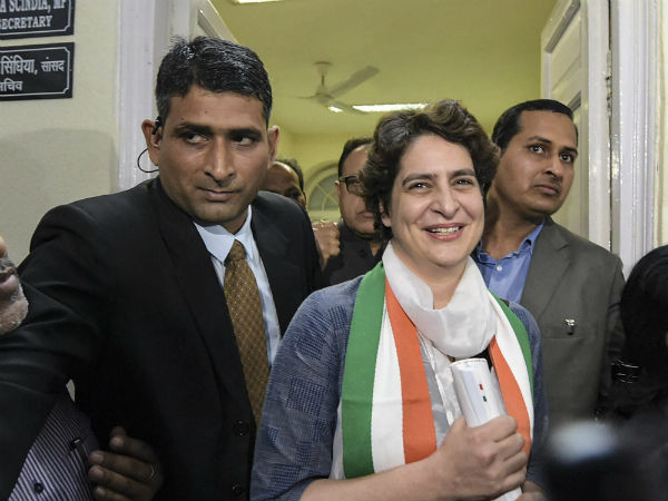 प्रियंका के समर्थन में नारे