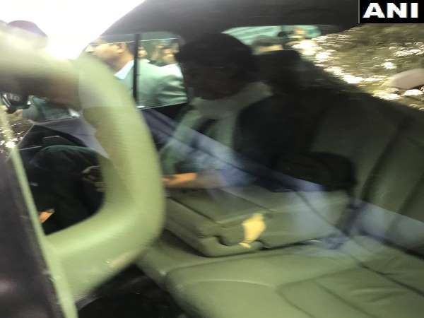 Priyanka Gandhi Vadra accompanied Robert Vadra to the Enforcement Directorate Priyanka Gandhi Vadra accompanied Robert Vadra to the Enforcement Directorate