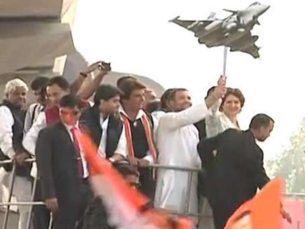 Priyanka Gandhi road show in Lucknow, See Photos Priyanka Gandhi road show in Lucknow, See Photos