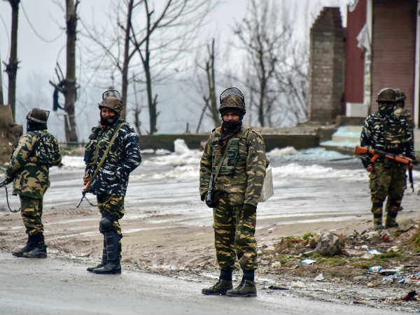 सेनाएं बॉर्डर पर हाई अलर्ट पर 