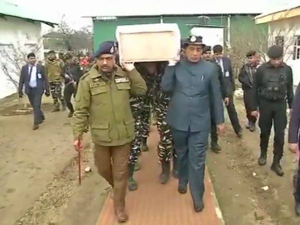 राजनाथ ने दिया कंधा, लगे 'वीर जवान अमर रहें' के नारे राजनाथ ने दिया कंधा, लगे 'वीर जवान अमर रहें' के नारे