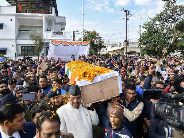 सीएम त्रिवेंद्र सिंह रावत ने शहीद मोहन लाल के पार्थिव शरीर को दिया कंधा