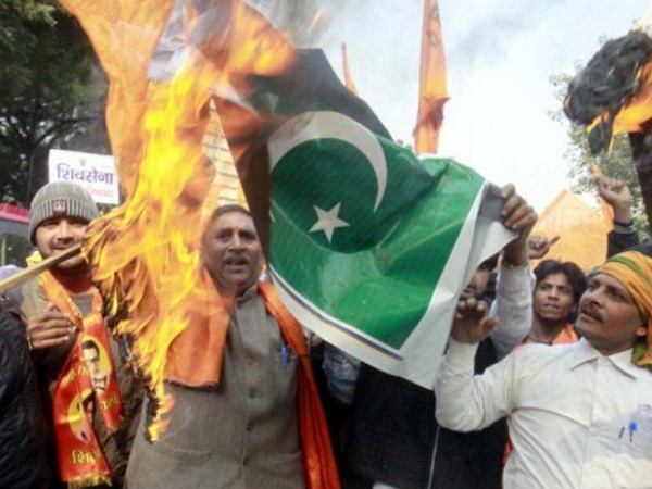 पुणे में बेचे गई 100 से अधिक पाकिस्तानी झंडे पुणे में बेचे गई 100 से अधिक पाकिस्तानी झंडे