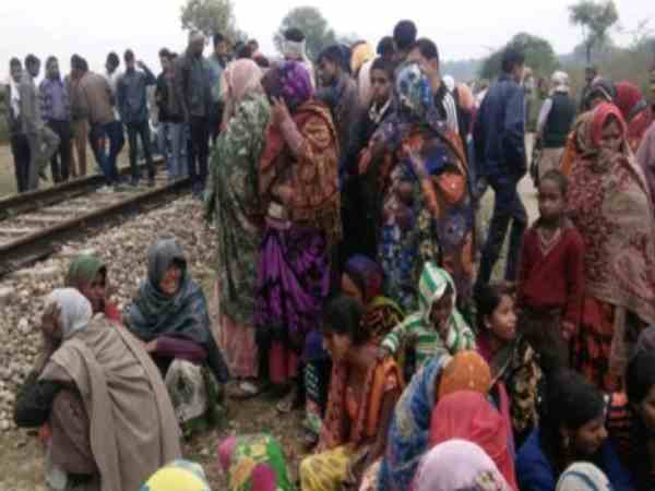 परिजनों ने किया रोड जाम परिजनों ने किया रोड जाम