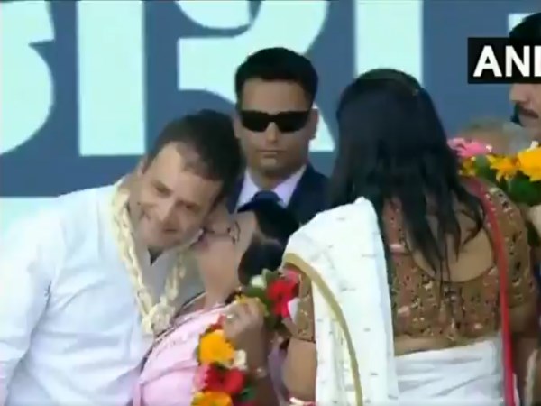 रैली में मोदी सरकार पर जमकर निशाना साधा रैली में मोदी सरकार पर जमकर निशाना साधा