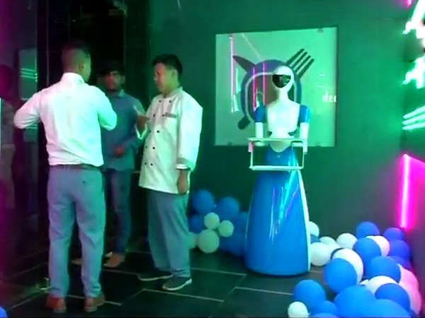VIDEO: इस शहर में खुला पहला रोबोट रेस्टोरेंट, फर्राटेदार अंग्रेजी में पूछते हैं रोबोट- सर खाने में क्या लेंगे? VIDEO: इस शहर में खुला पहला रोबोट रेस्टोरेंट, फर्राटेदार अंग्रेजी में पूछते हैं रोबोट- सर खाने में क्या लेंगे?