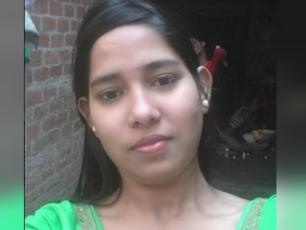 man shocked to see wife hanging from fan in shahjahanpur man shocked to see wife hanging from fan in shahjahanpur