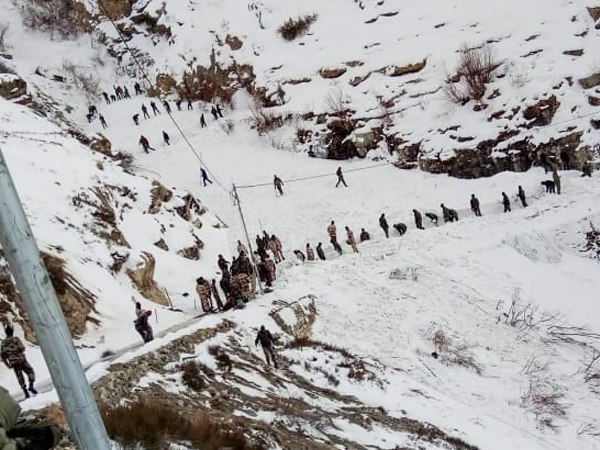 ग्लेशियर खिसका और दबे 6 जवान